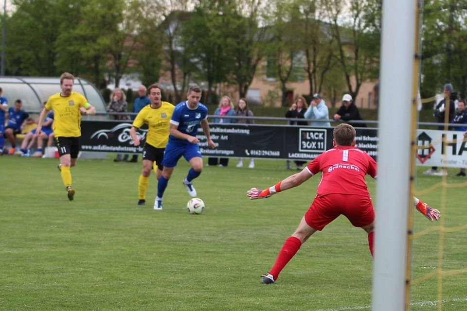 Lagerlechfelds Torwart Mario Pachera (rotes Trikot) hielt seinen Kasten im dritten Spiel hintereinander sauber.
