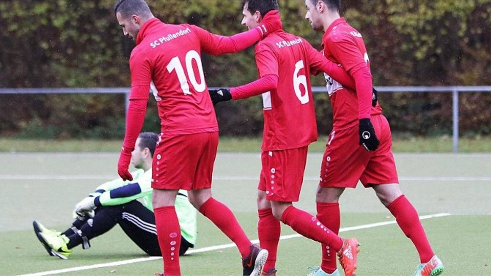 Soeben hat Jonas Renger (Nummer sechs) das 2:0 für den SC Pfullendorf II gegen den SC Markdorf II erzielt. Seine Teamkollegen gratulieren. Anschließend legte der SCP noch sechs Tore nach gegen eine desolate Landesligareserve vom Gehrenberg. Foto: Karl-Heinz Bodon