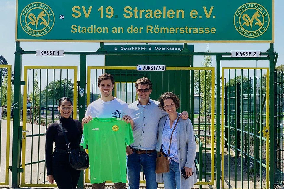 Jelle van Benthem  posiert vor dem Eingang zum Stadion des SV Straelen.