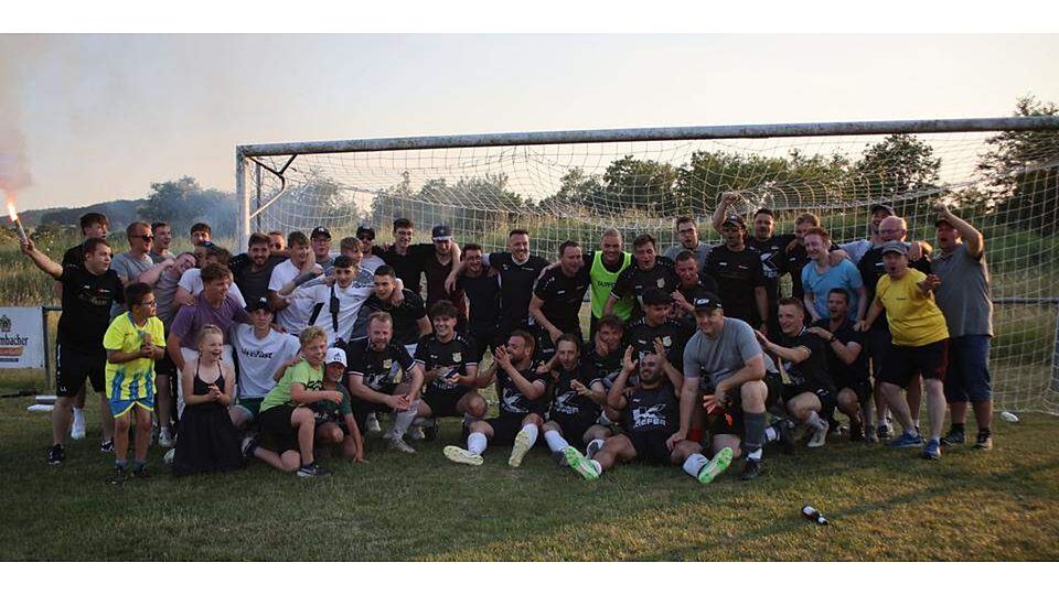  Die SG Dautphetal feiert in der Relegation iin Sterzhausen den Klassenerhalt in der Kreisliga A. (© Jens Schmidt) 