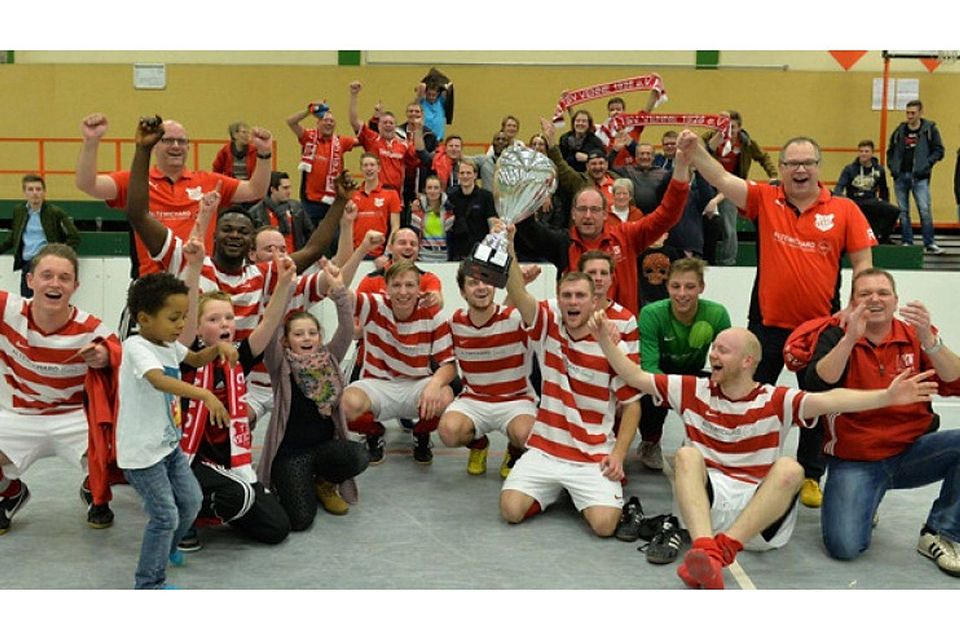 So sehen Sieger aus: Der TSV Venne feiert den verdienten Titelgewinn mit seinen Anhängern. Fotos: Helmut Kemme
