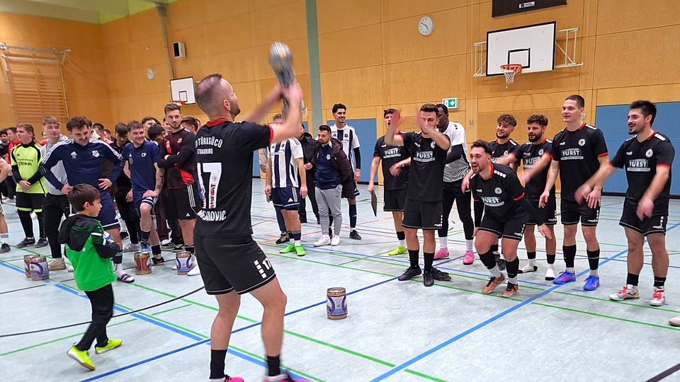 Türk-Gücü-Futsal-Ass Almir Mesanovic feiert mit seinem Team gebührend den Futsal-Landkreismeister-Titel.