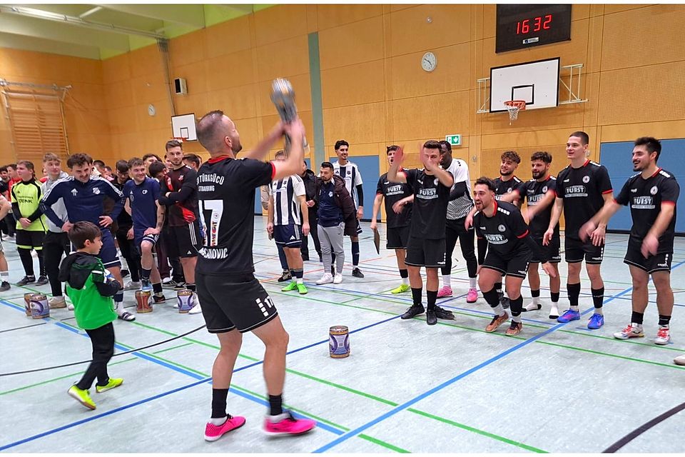 Türk-Gücü-Futsal-Ass Almir Mesanovic feiert mit seinem Team gebührend den Futsal-Landkreismeister-Titel.