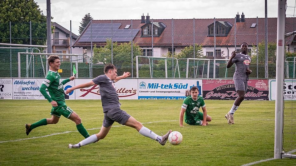 Entscheidendes Spiel: Mit einem 6:1-Sieg gegen den TSV Siegsdorf hatte sich der TuS unter anderem mit Christopher Korkor (r.) und Emil Albrecht (am Ball) den Klassenerhalt am letzten Spieltag gesichert. Für die neue Saison gibt‘s jetzt auch einen neuen Trainer.