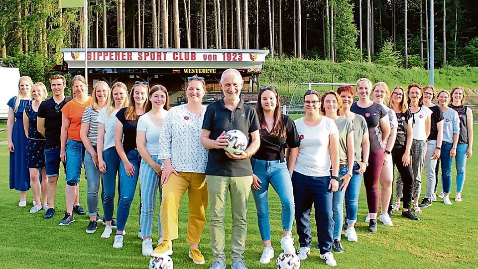 Für seine Spielerinnen hat Rüdiger Finke (Mitte) in den vergangenen 25 Jahren alles stehen und liegen gelassen.