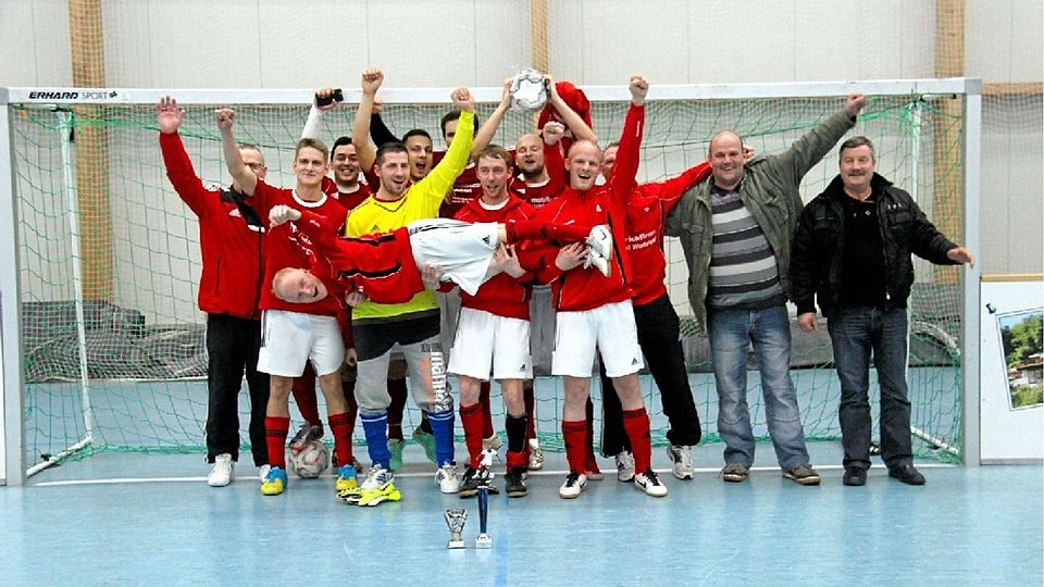 Ganz anders: Linums David Braun versprach zum Siegerbild eine Choreografie alá Dirty Dancing, Patrick Swayze stemmte Jennifer Grey in die Luft, doch seine Kollegen weigerten sich.   ©MZV