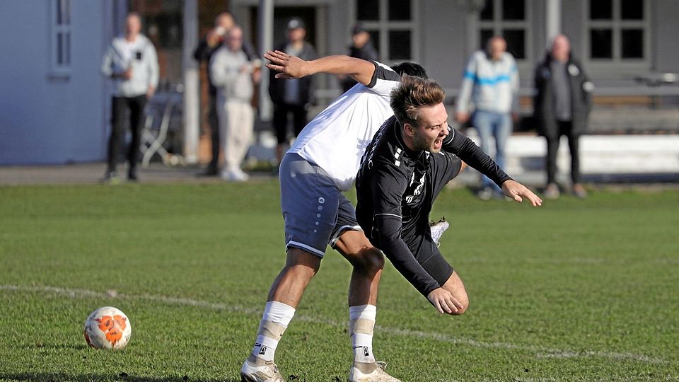 Das „Kampfspiel“ beim SV Hammerschmiede nahmen der Kissinger SC und Marius Horak (fliegend) erst im zweiten Durchgang an.