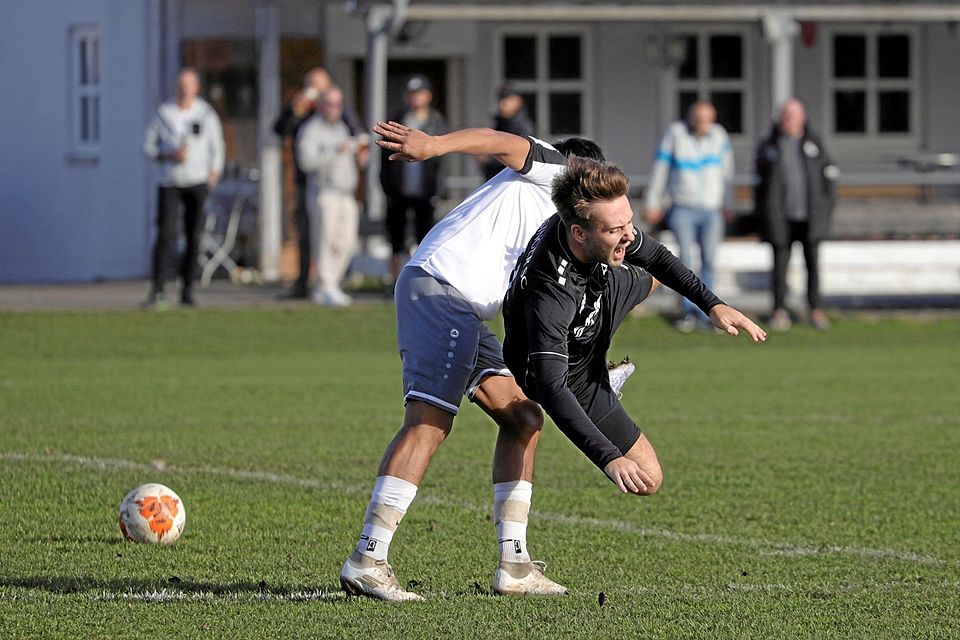 Das „Kampfspiel“ beim SV Hammerschmiede nahmen der Kissinger SC und Marius Horak (fliegend) erst im zweiten Durchgang an. Das „Kampfspiel“ beim SV Hammerschmiede nahmen der Kissinger SC und Marius Horak (fliegend) erst im zweiten Durchgang an.