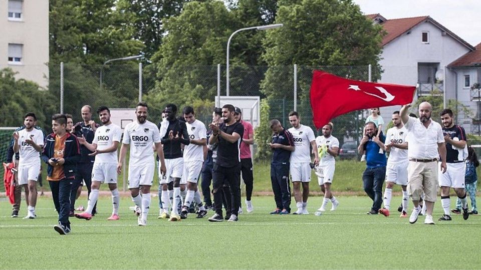 Bei TSV Türkgücü Ehingen war alles angerichtet für die Aufstiegsfeier, doch im Heimspiel gegen Allmendingen kam der B1-Tabellenführer nicht über ein 1:1 hinaus – die Spieler bedankten sich nach Spielende für die Unterstützung der Fans, der Jube SZ-Foto: mas