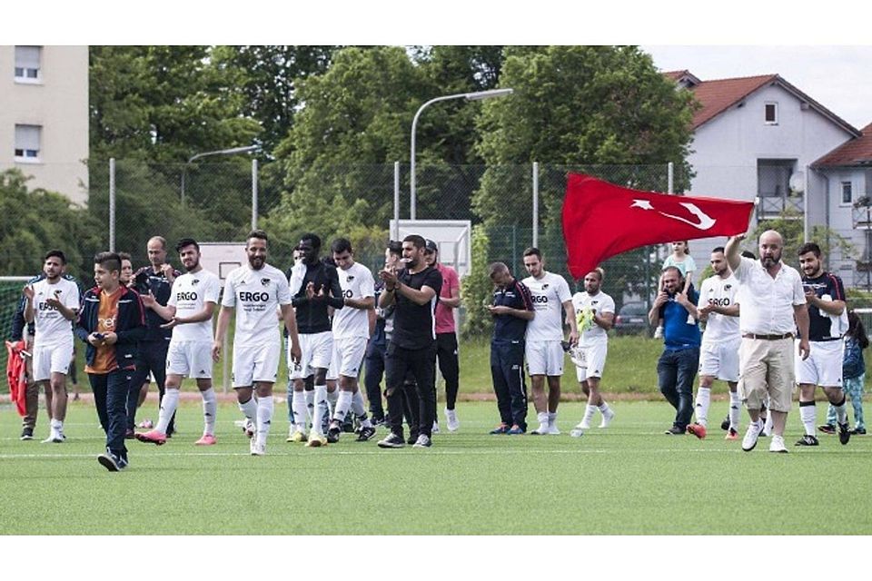 Bei TSV Türkgücü Ehingen war alles angerichtet für die Aufstiegsfeier, doch im Heimspiel gegen Allmendingen kam der B1-Tabellenführer nicht über ein 1:1 hinaus – die Spieler bedankten sich nach Spielende für die Unterstützung der Fans, der Jube SZ-Foto: mas