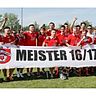 Freudige Gesichter und ein Banner, das alles sagt: Nächste Saison spielt der Meister TSV Wain in der Bezirksliga. Foto: Volker Strohmaier