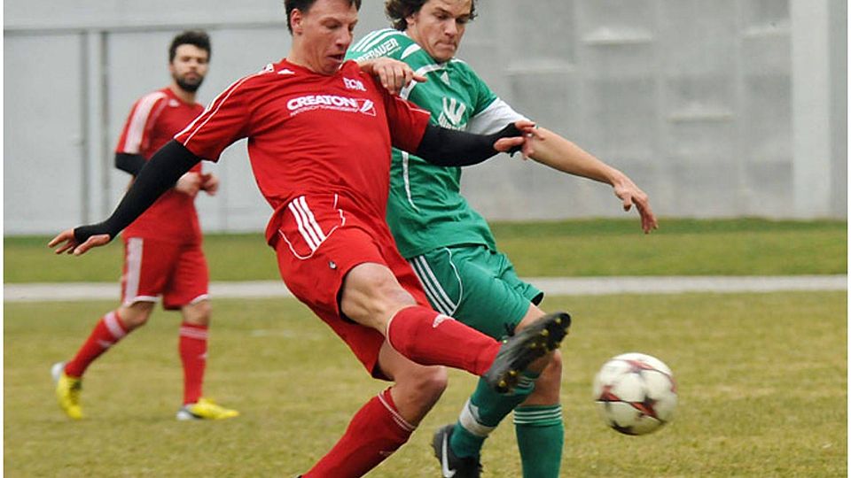 Maximilian Ecker (links) trug vor seiner Pause das Trikot des FC Memmingen, künftig läuft er für den FC Heimertingen auf.   F.: Walter Brugger