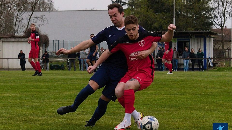 Tvgg. Lorsch (im roten Trikot) könnte dem Lokalrivalen SC Olympia (nicht im Bild) am Sonntag in die Suppe spucken und mit einem Sieg das Rennen um den Relegationsrang noch einmal spannend machen. 