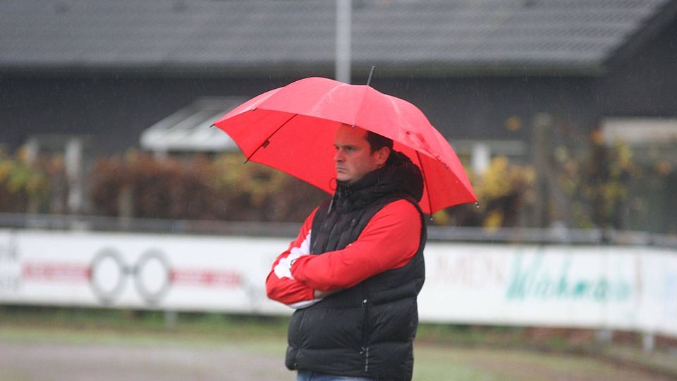 Steht nicht gerne im Regen: HSV-Trainer Marc Kespohl hat die Hoffnungen auf den zweiten Tabellenplatz noch nicht aufgegeben. Dafür müssen gegen Steinhagen drei Punkte her. F: Heinemann