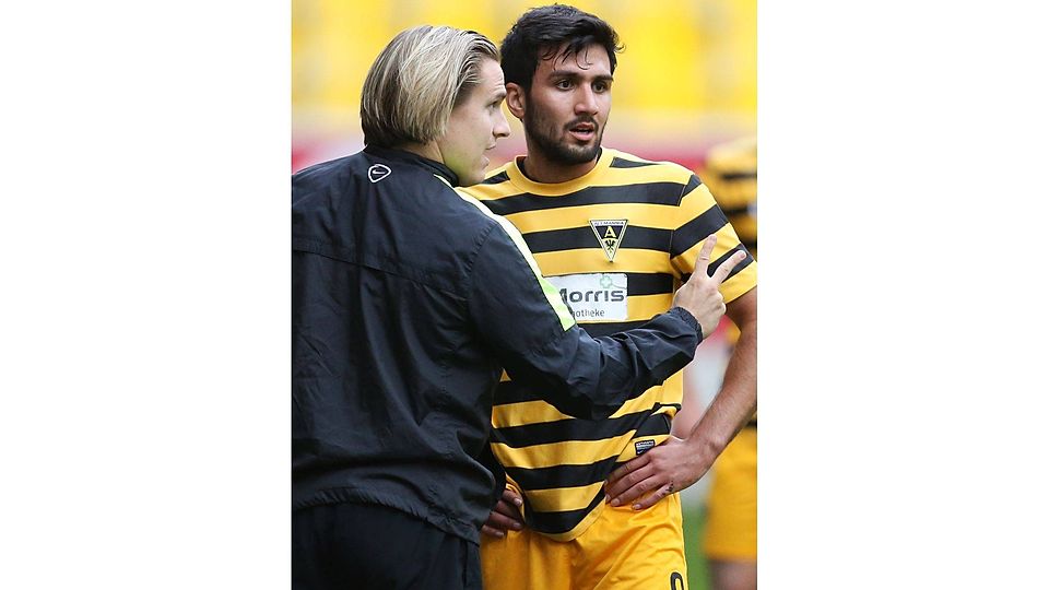 Taktikbesprechung: Kanischka Taher hier mit seinem bisherigen Coach Sven Schaffrath. Archivfoto: Andreas Steindl