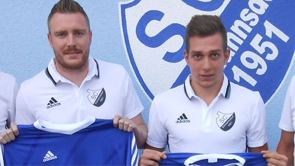 Trainer Thorsten Baierlein, Philipp Peter, Jeremy Schnmidt, und SCE-Abteilungsleiter Georg Fleischmann (von links nach rechts) bei der Vorstellung der Neuzugänge.  Foto: Verein