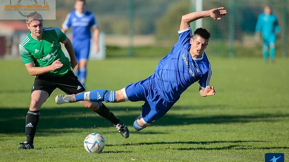 Der TSV Eslarn (in Blau) bleibt für den TSV Reuth (grünes Trikot) auf eigenem Geläuf ein "Angstgegner". Erneut nahm die Grenzlandelf mit 4:0 den vollen Ertrag mit nach Hause.