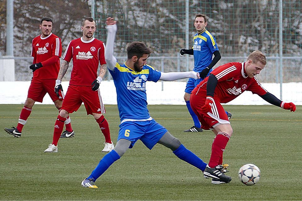 Ein munteres Vorbereitungsspiel lieferten sich der SV Mering (rote Trikots) und Bayernligist TSV Schwabmünchen auf dem Kunstrasenfeld in Kaufering.  Foto: Anton Schlickenrieder