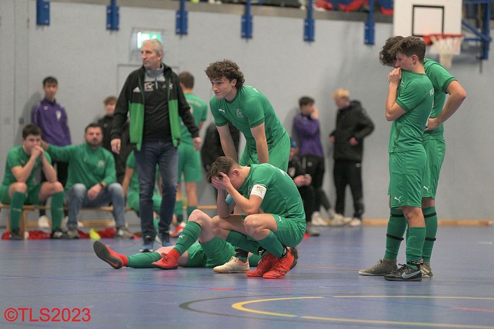 Die Spieler des Final-Verlierers FC Weiden-Ost waren am Boden zerstört.