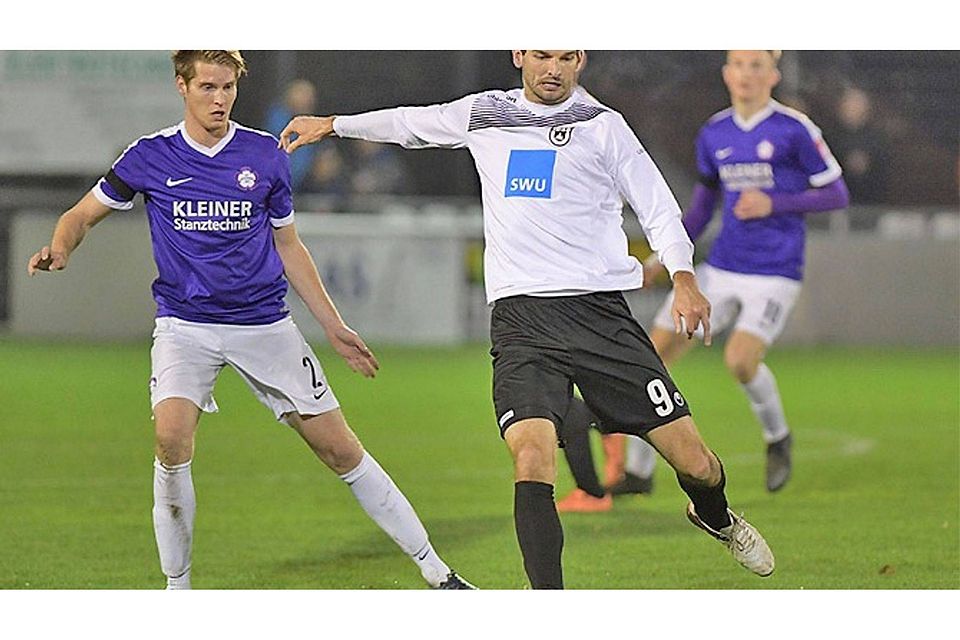 Thomas Rathgeber (am Ball) sorgte mit seinem neunten Saisontor dafür, dass die Ulmer Mannschaft zu einem 1:0-Erfolg beim FC Nöttingen kam.  Foto: Eibner-Pressefoto
