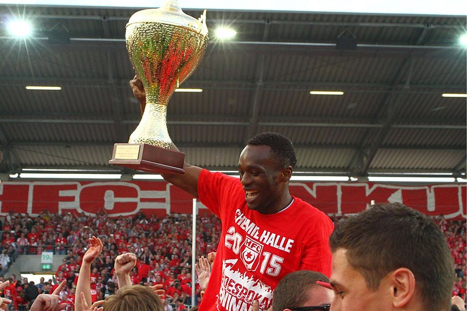 Doppeltorschütze Osawe feiert den Pokalsieg mit seinen Fans. Foto: Rinke