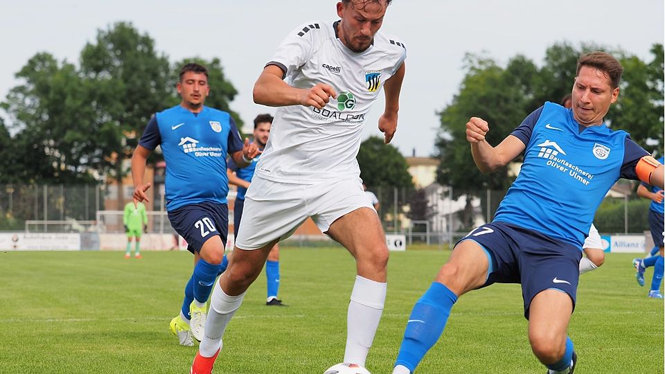 Dillingens eingewechseltem Neuzugang Florend Isufi (Bildmitte) war der einzige Treffer seines Teams bei der 1:3-Heimniederlage gegen den alten und neuen Tabellenführer SG Alerheim vorbehalten.