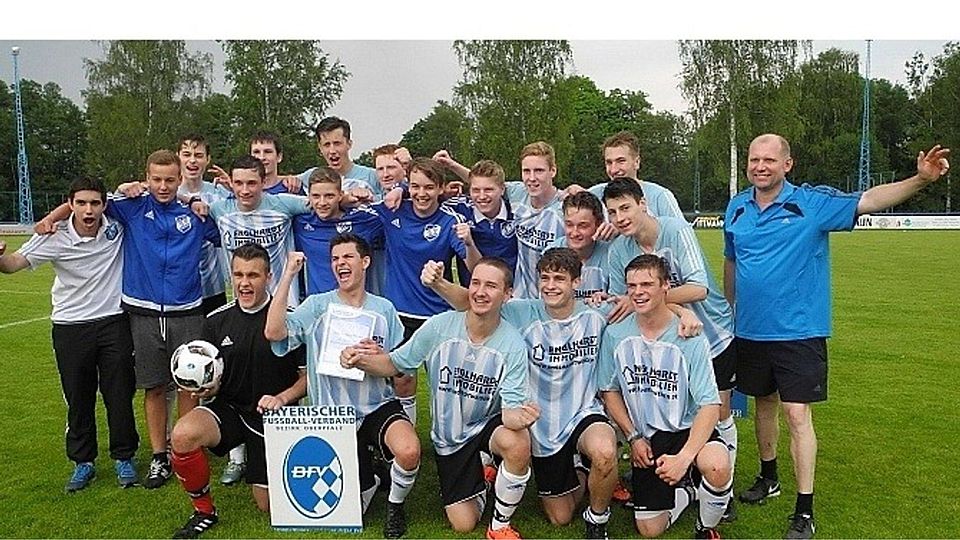 Die U19 der SG Etzenricht/Weiherhammer/Kohlberg grüßt als Kreisligameister und Aufsteiger in die Bezirksoberliga. Stehend rechts außen "Meistermacher" Michael Lorenz