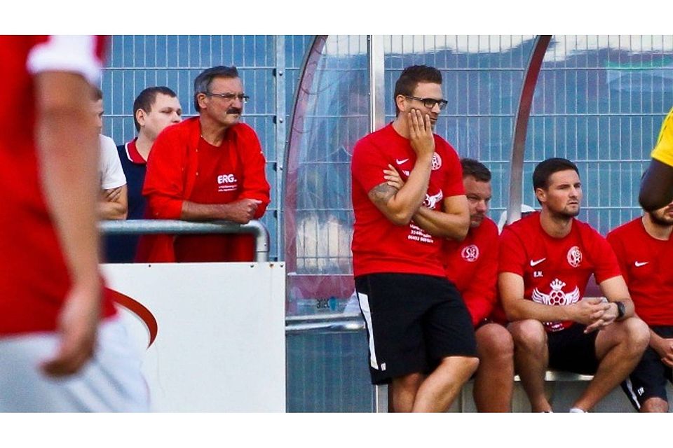 Au backe: Kinzenbachs Trainer Andre Weinecker scheint das Unheil kommen zu sehen. 	Foto: Bayer