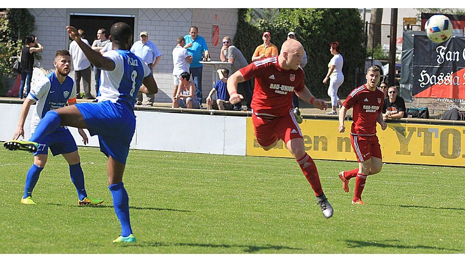 Erstes Saisontor von Andreas Rudolf: Der Hassiate (links) trifft per Kopfball zum 1:0 gegen Fortuna Mombach. Mitspieler Damir Bektasevic schaut zu.	Foto: Edgar Daudistel