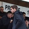 1860-Sportchef Christian Werner läuft im Hachinger Sportpark die Haupttribüne hoch.