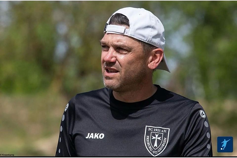 Trainer Frank Stöcklin freut sich über die neue defensive Stabilität seines Teams FC Freiburg-St. Georgen.