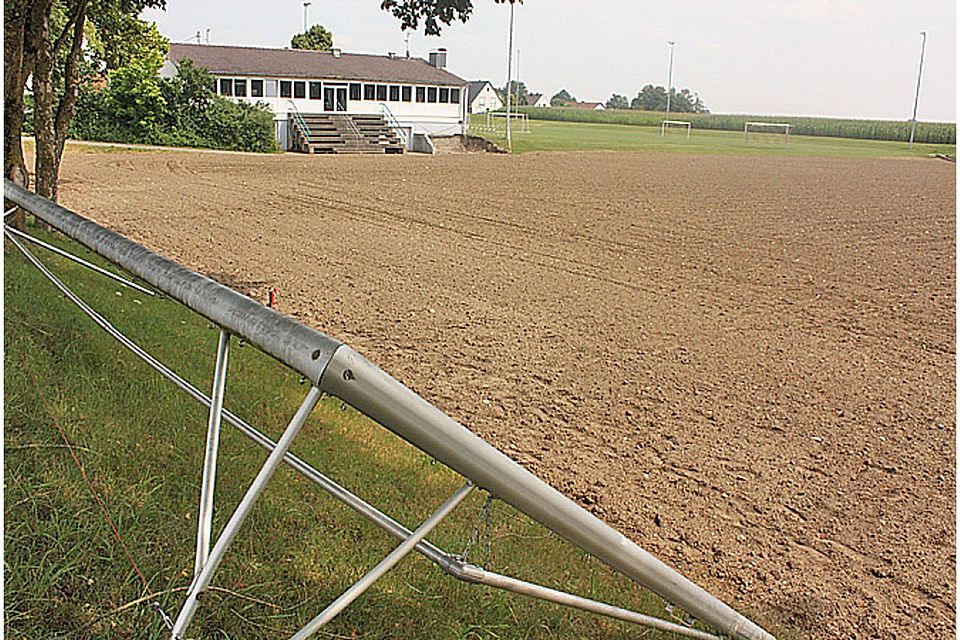 Derzeit mehr Acker als Spielfeld: Der Fußballplatz des SV Eggelstetten. Wegen des vielen Regens kann der Platz nicht planiert werden. Bis das nicht geschehen ist, kann aber auch kein neues Gras angesät werden.  Foto: Helmut Bissinger