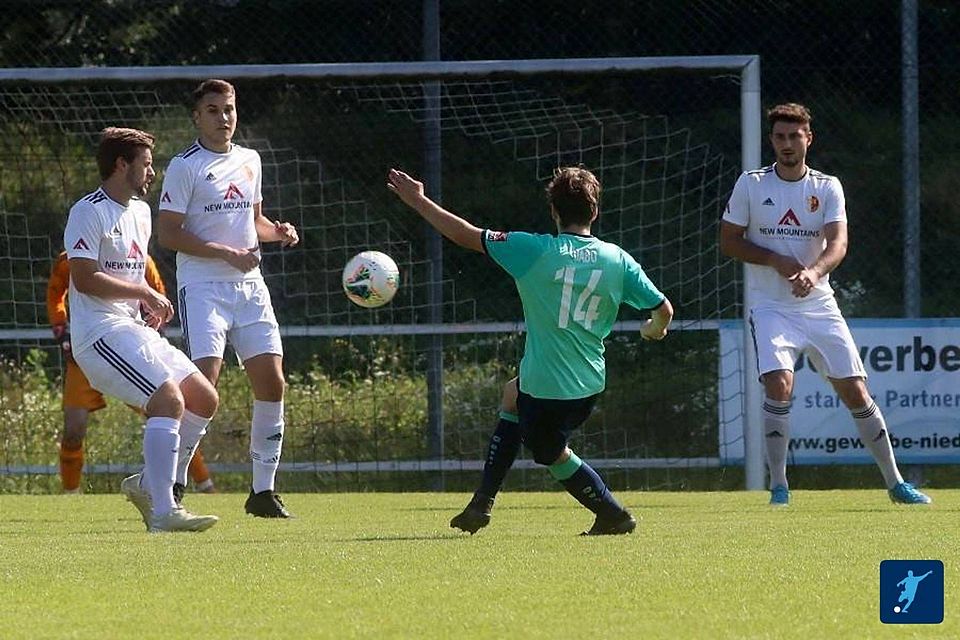 Beim Liga-Pokal-Auftakt in Niederaichbach gab es für die TSV-Kicker (in weiß) nichts zu ernten