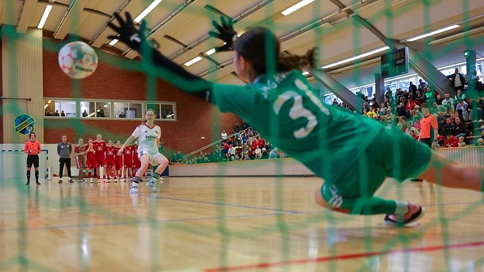 Spannung pur beim Hallenmasters. Auch bei diesem Neunmeterschießen der U15-Juniorinnen um Platz fünf zwischen Eintracht Frankfurt und der SpVg. Aurich. 	