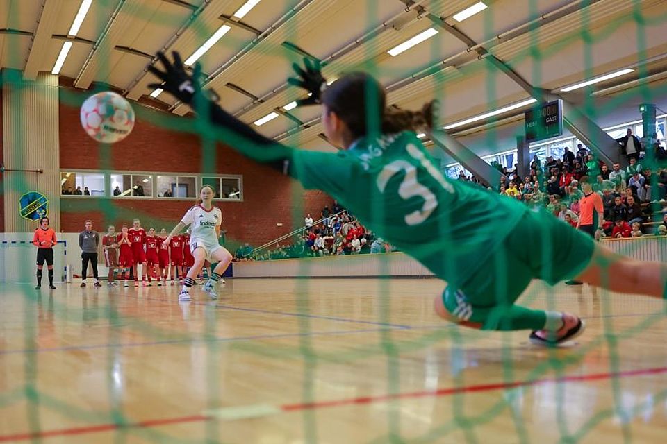 Spannung pur beim Hallenmasters. Auch bei diesem Neunmeterschießen der U15-Juniorinnen um Platz fünf zwischen Eintracht Frankfurt und der SpVg. Aurich. Spannung pur beim Hallenmasters. Auch bei diesem Neunmeterschießen der U15-Juniorinnen um Platz fünf zwischen Eintracht Frankfurt und der SpVg. Aurich.