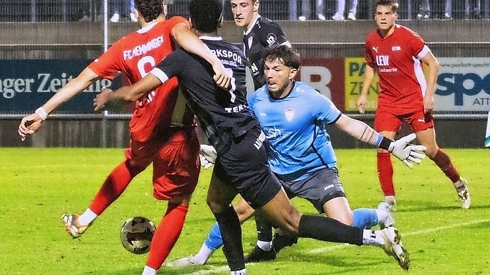 Der dramatische Schlussakkord: David Bauer (links) erzielt sein zweites Tor in der Nachspielzeit, als er Türkspor-Keeper Batuhan Tepe zum 2:1-Siegtreffer bezwingt.