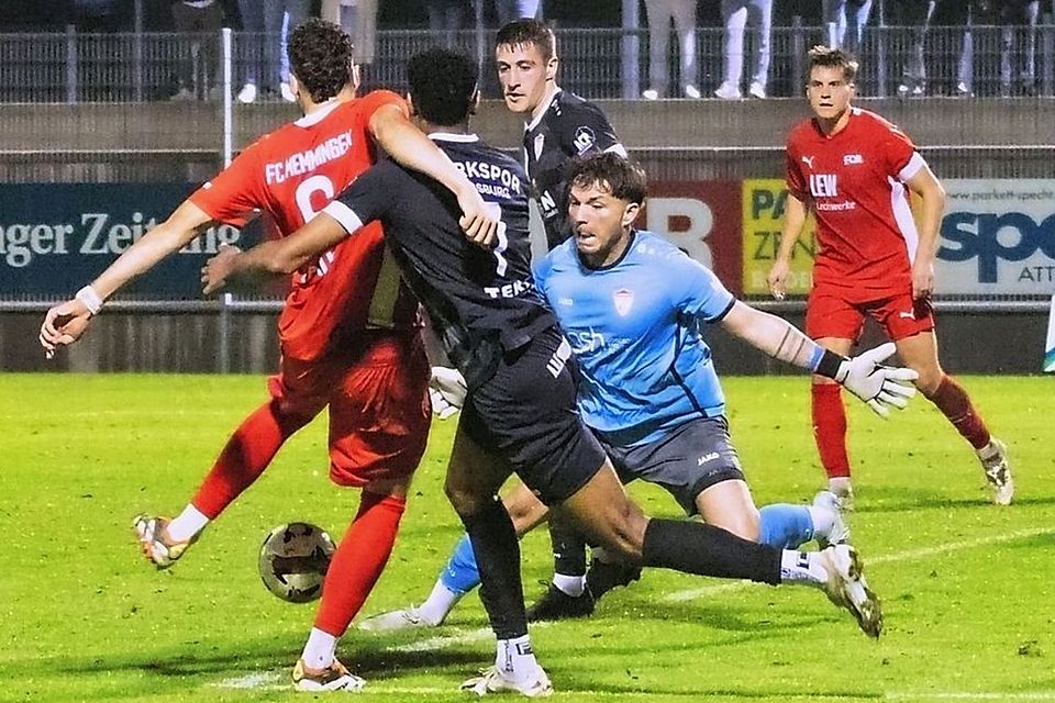 Der dramatische Schlussakkord: David Bauer (links) erzielt sein zweites Tor in der Nachspielzeit, als er Türkspor-Keeper Batuhan Tepe zum 2:1-Siegtreffer bezwingt.