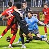 Der dramatische Schlussakkord: David Bauer (links) erzielt sein zweites Tor in der Nachspielzeit, als er Türkspor-Keeper Batuhan Tepe zum 2:1-Siegtreffer bezwingt.