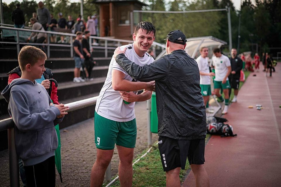 Fühlt sich in Penzberg pudelwohl: Ex-Haching-Profi Dominik Bacher mit Trainer Wolfgang Krebs. (Archivfoto)