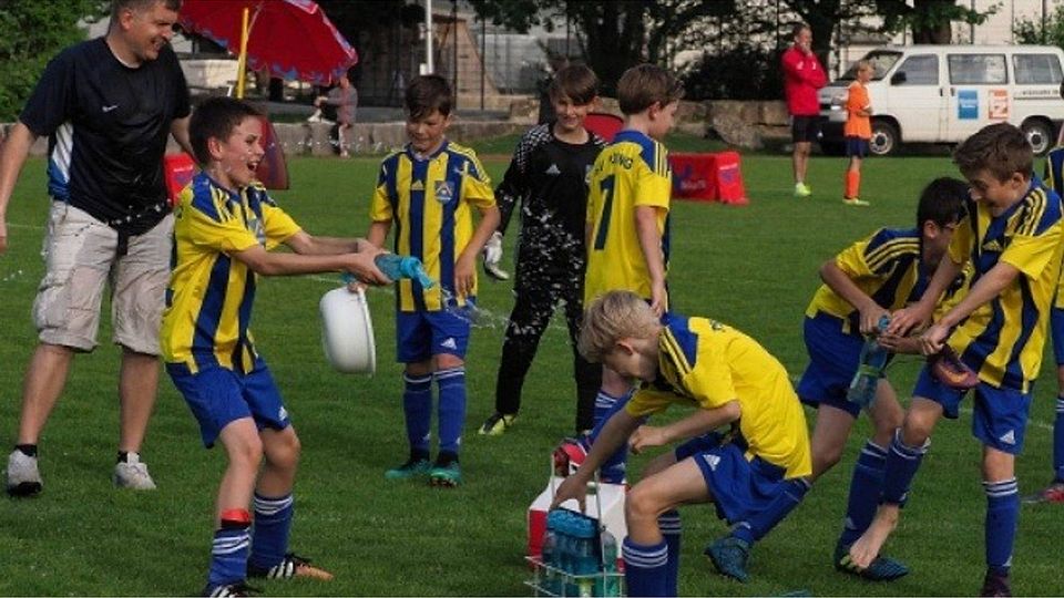 Der Poinger Coach längst von seinen Buben (v.l.) Moritz Hofer, Jonas Eittinger, Philipp Bürgermeier, Torwart Basti Maurer, Philipp Schindlbeck, (davor) Ferdinand Obermaier, Felix Lara Limon, Din Sabotic, Leon Wolf und (nicht im Bild) Luka Barisic eine Wasserdusche abgekriegt. jro