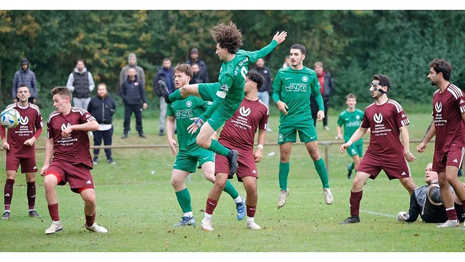 Voller Einsatz: Der SV St. Stephan (Mitte Philipp Root) kam in der Fußball-Kreisoberliga zu einem 2:1-Erfolg bei der SG Modau.	Foto: Peter Henrich