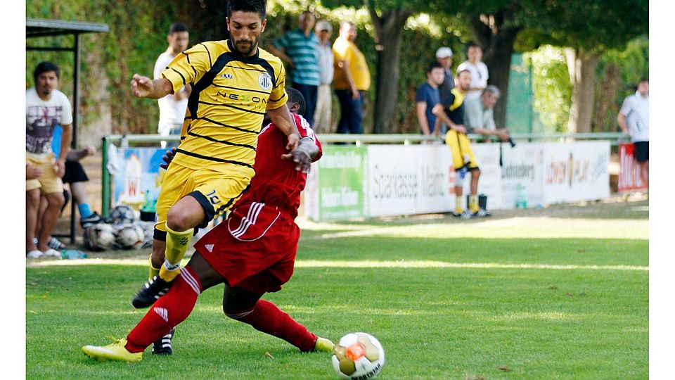 Torhungrig: Der ehemalige Ataspor-Angreifer Sencer Koc (links) stürmt mittlerweile für den TuS Rüssingen.