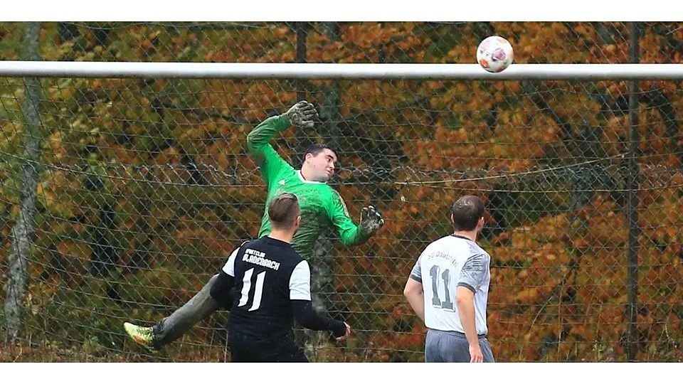 Kunstschuss von Silas Barth: Der direkt aufs Tor gezirkelte Eckball senkt sich über Dautphetals Torwart Julius Saffrich hinweg ins Tor. GSC-Kopfballspezialist Yannik Veith (links) braucht nicht in Aktion zu treten, Jonas Bandel verfolgt die Flugkurve mit wenig Freude. © Jens Schmidt