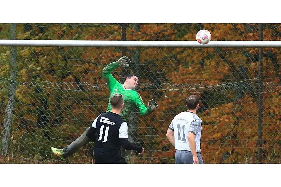 Kunstschuss von Silas Barth: Der direkt aufs Tor gezirkelte Eckball senkt sich über Dautphetals Torwart Julius Saffrich hinweg ins Tor. GSC-Kopfballspezialist Yannik Veith (links) braucht nicht in Aktion zu treten, Jonas Bandel verfolgt die Flugkurve mit wenig Freude. © Jens Schmidt
