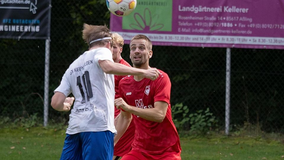 Blick gen Dreier und Ball: Jakob Mertl und Aßling.