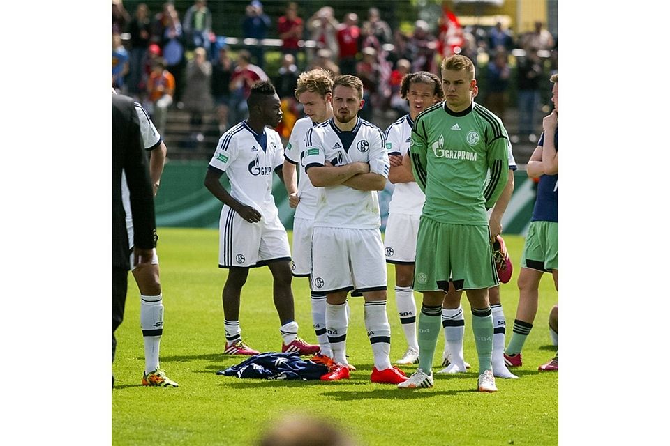 Das 0:1 müssen die Schalker mit Pascal Itter (Mitte) - hier nach dem verlorenen DFB-Verbandspokalfinale ? erst verdauen. Am Samstag steigt das Rückspiel. Foto: Itter
