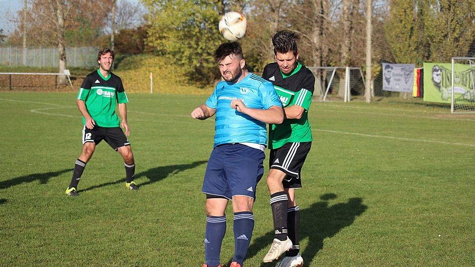 Endspiel in Zscherben: Die Gastgeber (in blau) treffen auf Bernburg    F: Schmidt