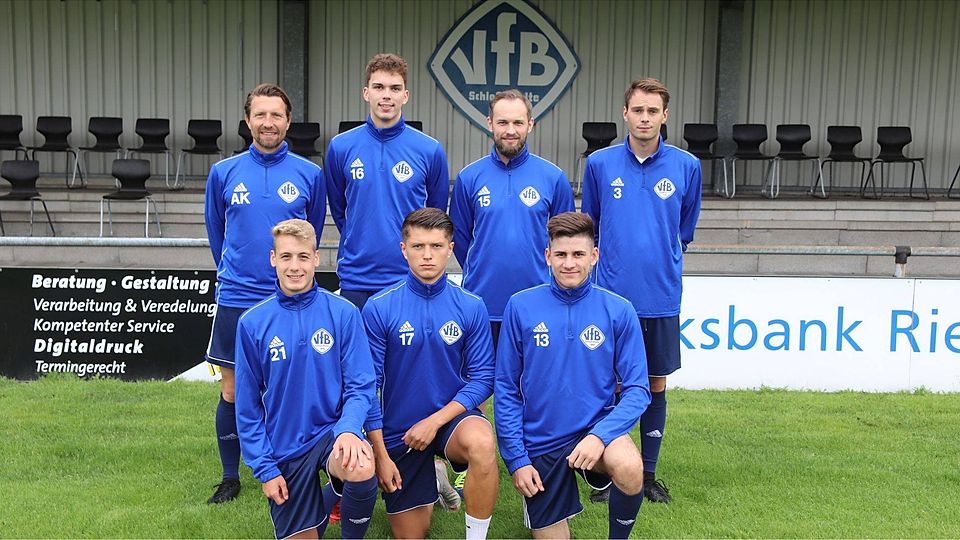 Schloß Holtes Trainer André Koslowski (h.v.l.) stellt die VfB-Neuzugänge Marvin Otterpohl, Paul Radtke, Dean Sielemann, Lars Pfeiffer (v.v.l.), Robin Klois und Leon Acikel vor.