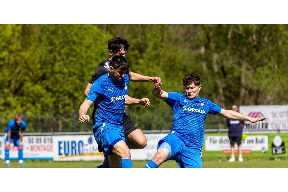 Fabio Eckhardt (l.) und Ben Bastian vom SSV Frohnhausen klären gemeinsam vor Nick Laumann (hinten) vom SSC Burg – eine Szene aus der Fußball-Kreisoberliga. Fabio Eckhardt (l.) und Ben Bastian vom SSV Frohnhausen klären gemeinsam vor Nick Laumann (hinten) vom SSC Burg – eine Szene aus der Fußball-Kreisoberliga. © Lars Hinter