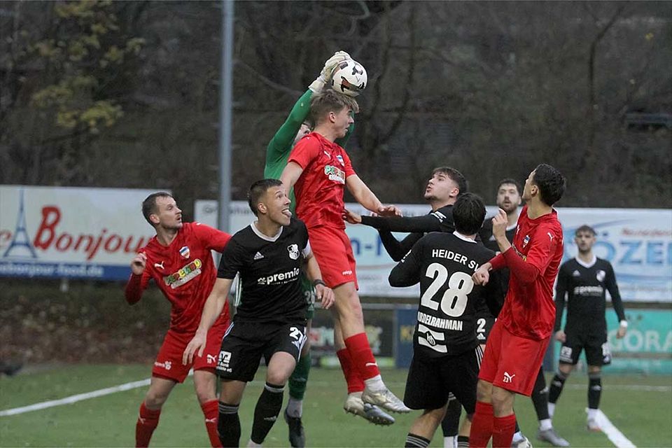 Diesen Ball fischt Keeper Christopher Thomsen (Heider SV) Phil Baumgarn vom Kopf. Diesen Ball fischt Keeper Christopher Thomsen (Heider SV) Phil Baumgarn vom Kopf.
